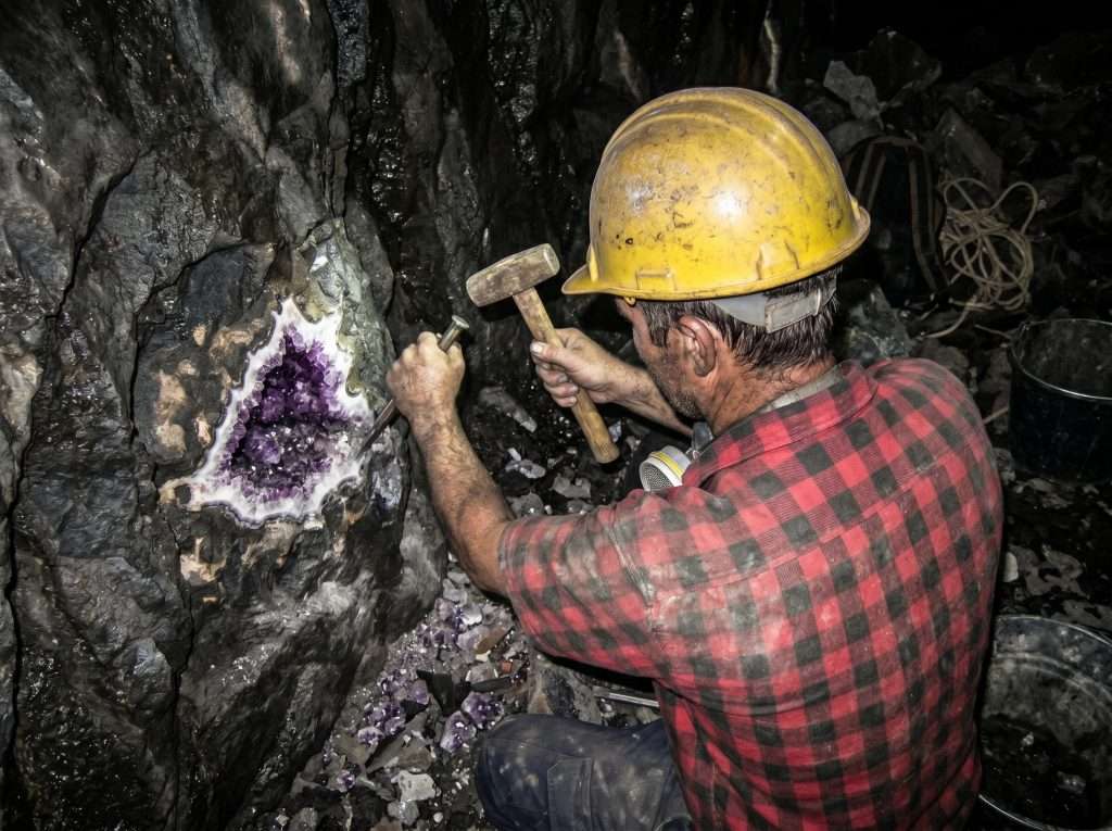 The workers in the mine are preparing to extract amethyst.
